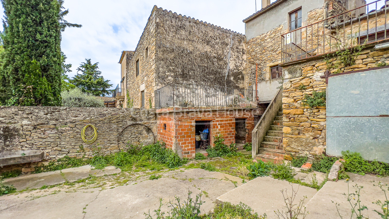 Historic stone house for sale in Peratallada