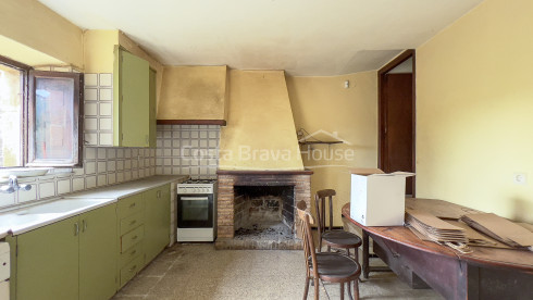 Historic stone house for sale in Peratallada