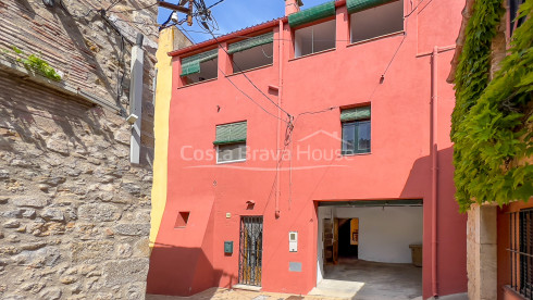 3-story village house for sale in Ullà, Baix Empordà