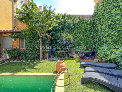 Casa señorial del año 1900 restaurada en venta en Palafrugell, a 5 minutos a pie del centro ciudad.