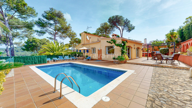 Casa en Tamariu con piscina, vistas a la montaña y la playa a 900m