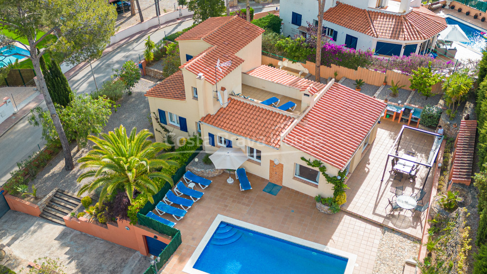 Maison à Tamariu avec piscine, vue sur les montagnes et la plage à 900m