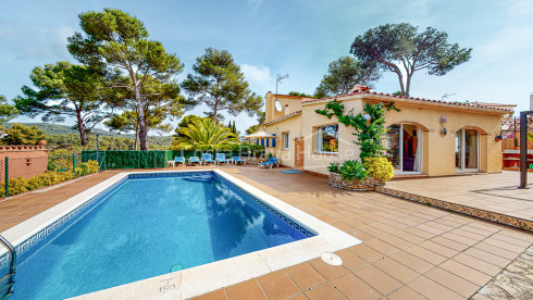 Casa en Tamariu con piscina, vistas a la montaña y la playa a 900m