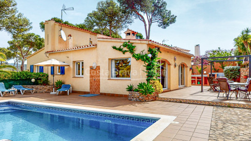 Casa en Tamariu con piscina, vistas a la montaña y la playa a 900m