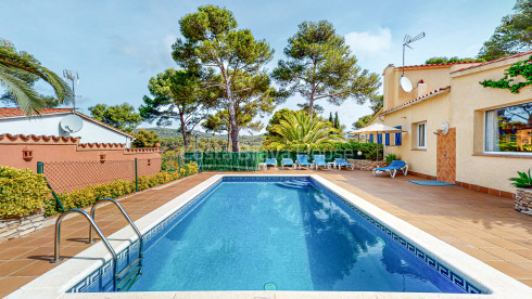 Casa en Tamariu con piscina, vistas a la montaña y la playa a 900m