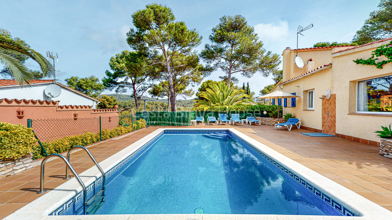 Casa a Tamariu amb piscina, vistes a la muntanya i la platja a 900m