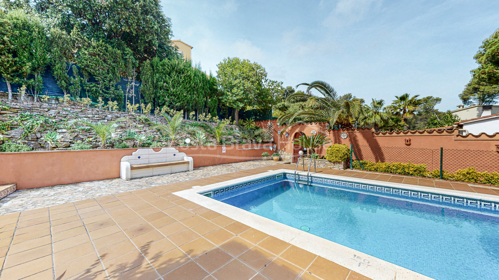 Casa en Tamariu con piscina, vistas a la montaña y la playa a 900m