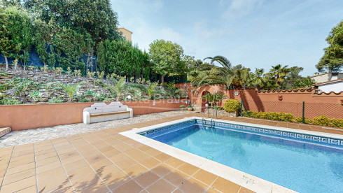 Maison à Tamariu avec piscine, vue sur les montagnes et la plage à 900m