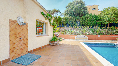 Casa en Tamariu con piscina, vistas a la montaña y la playa a 900m