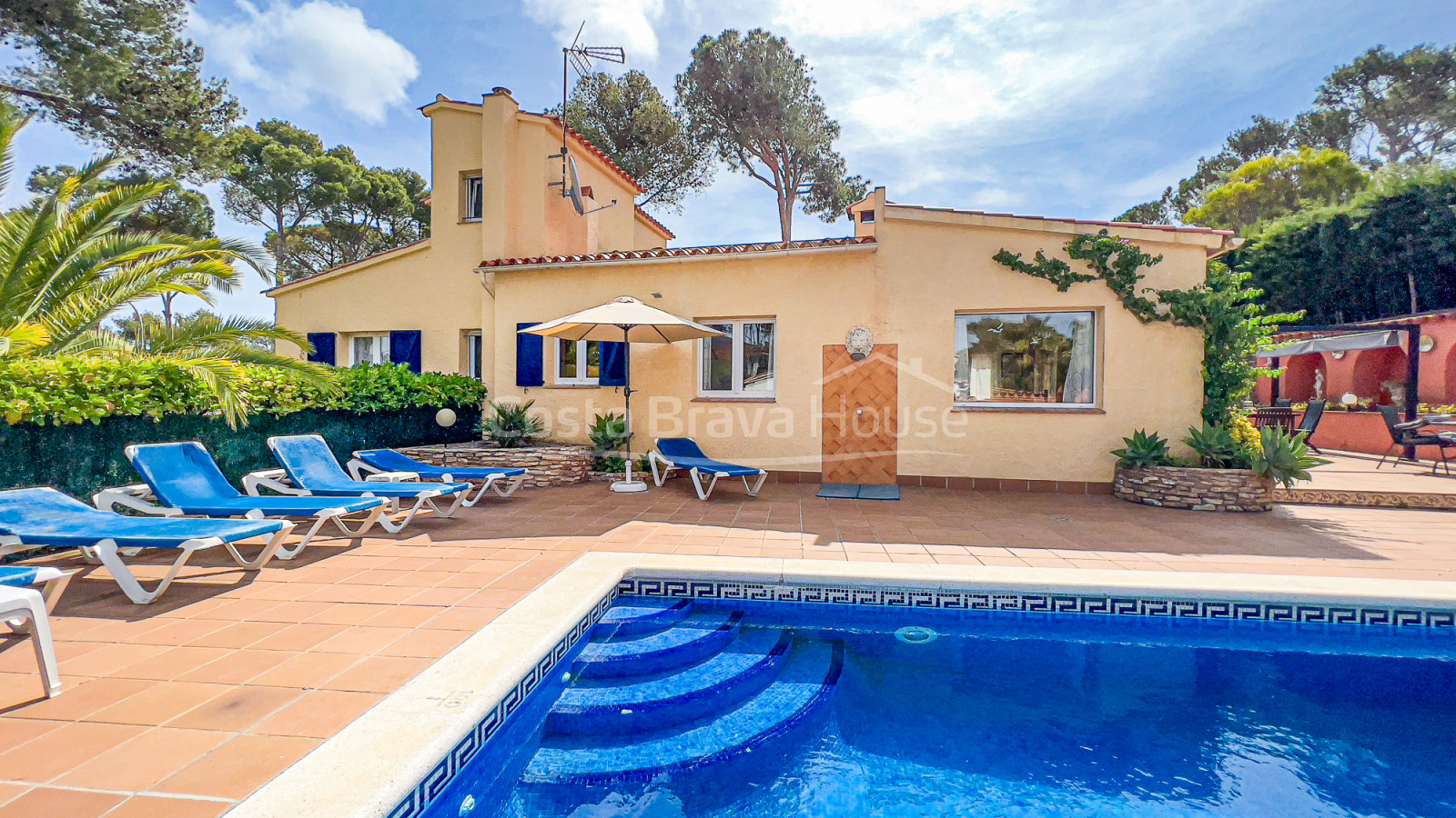 Casa en Tamariu con piscina, vistas a la montaña y la playa a 900m