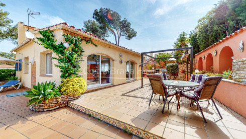 Casa en Tamariu con piscina, vistas a la montaña y la playa a 900m