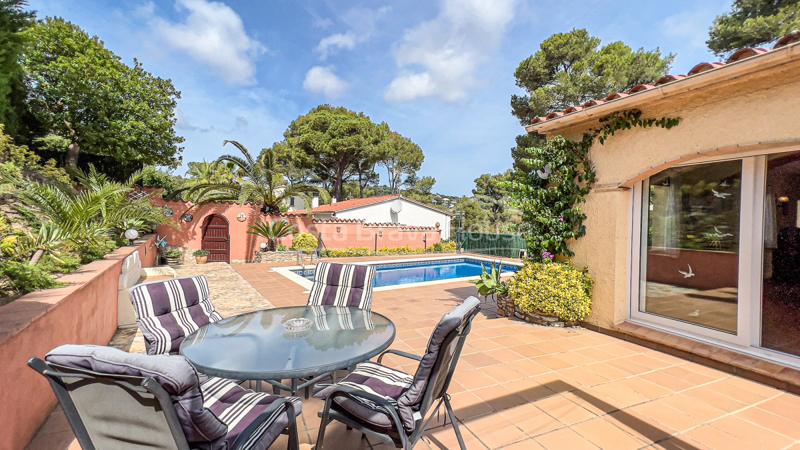 Casa en Tamariu con piscina, vistas a la montaña y la playa a 900m