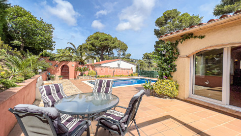 Casa a Tamariu amb piscina, vistes a la muntanya i la platja a 900m