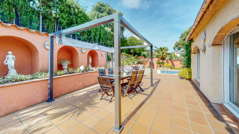 Casa en Tamariu con piscina, vistas a la montaña y la playa a 900m