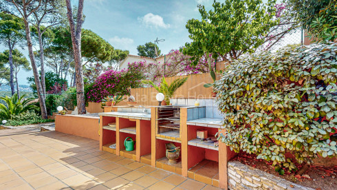 Casa en Tamariu con piscina, vistas a la montaña y la playa a 900m