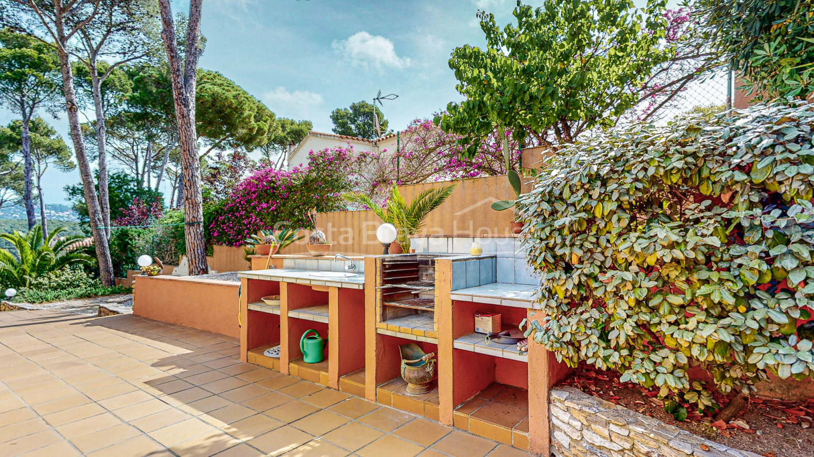 Casa a Tamariu amb piscina, vistes a la muntanya i la platja a 900m