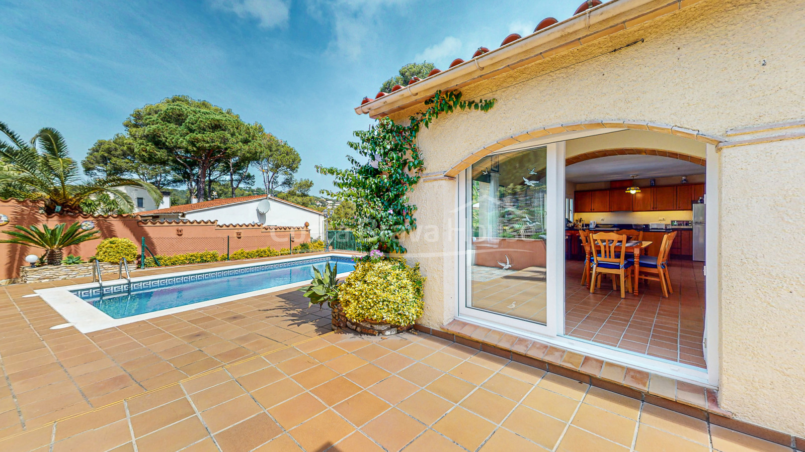 Casa en Tamariu con piscina, vistas a la montaña y la playa a 900m