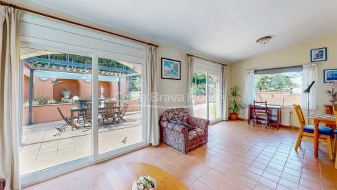 Maison à Tamariu avec piscine, vue sur les montagnes et la plage à 900m