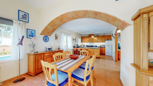 Maison à Tamariu avec piscine, vue sur les montagnes et la plage à 900m