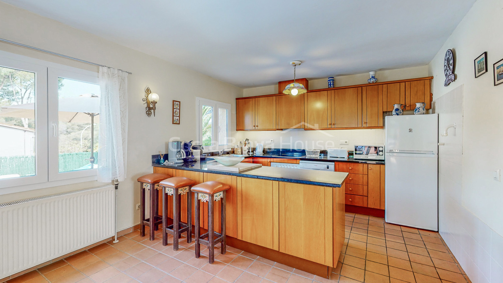 Casa en Tamariu con piscina, vistas a la montaña y la playa a 900m