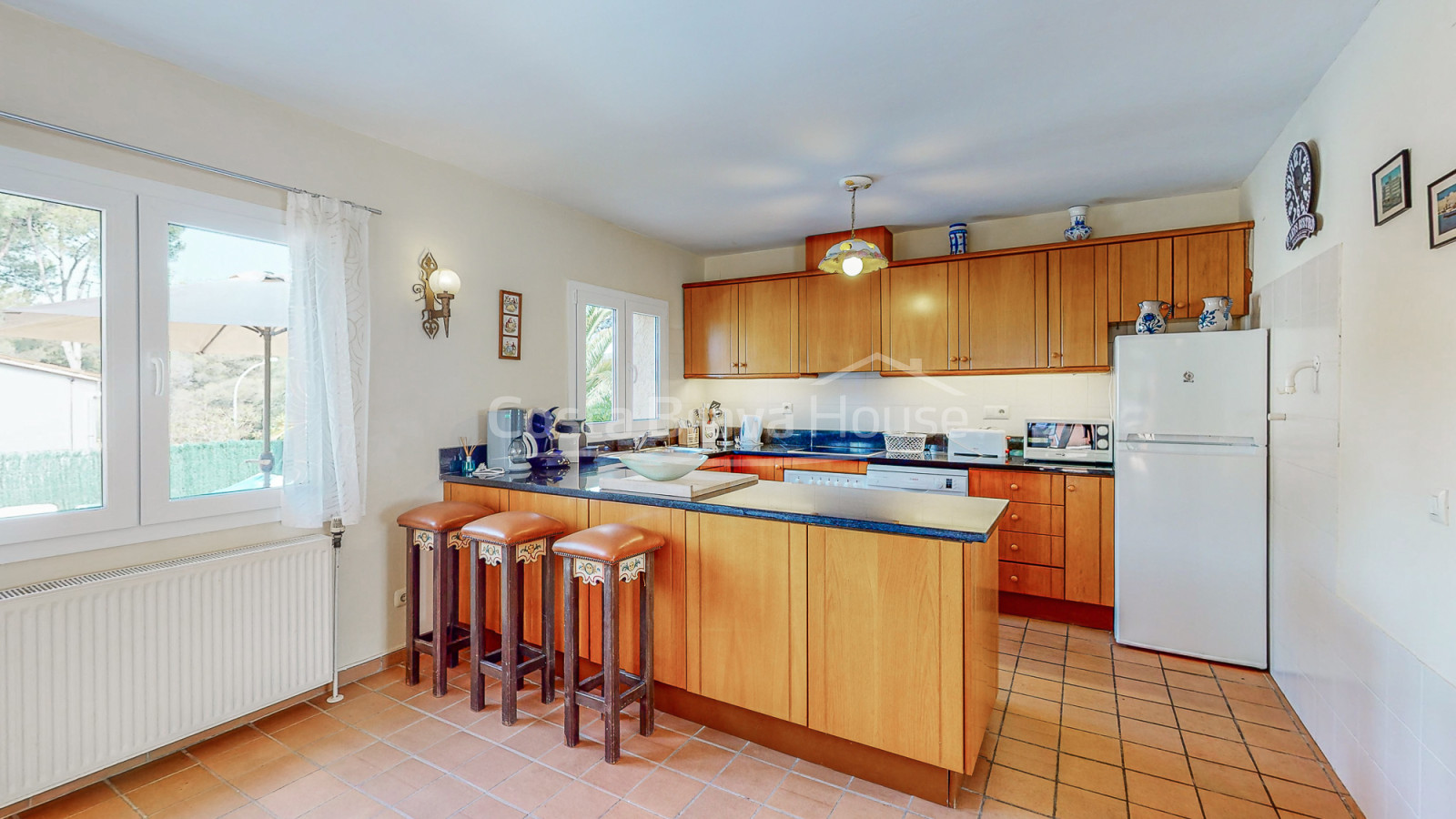 Casa en Tamariu con piscina, vistas a la montaña y la playa a 900m