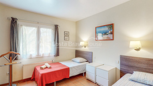 Maison à Tamariu avec piscine, vue sur les montagnes et la plage à 900m