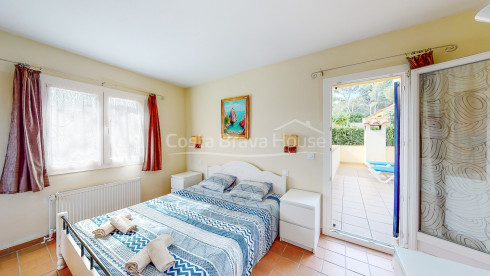 Maison à Tamariu avec piscine, vue sur les montagnes et la plage à 900m