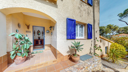 Casa en Tamariu con piscina, vistas a la montaña y la playa a 900m