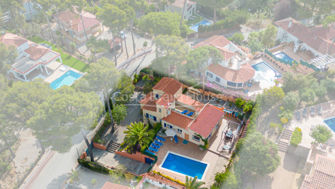 Maison à Tamariu avec piscine, vue sur les montagnes et la plage à 900m