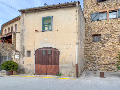 Charming village house with potential for renovation in Palau Sator, in the heart of Baix Empordà