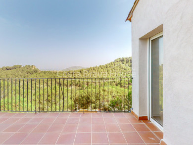 Brand new house with swimming pool for sale in a residential area 3 min from the city centre.