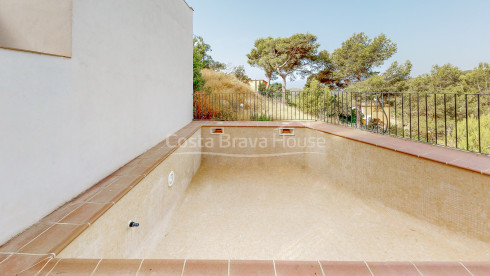 Casa a estrenar con piscina en venta en urbanización Residencial Begur, a 3 min del centro ciudad