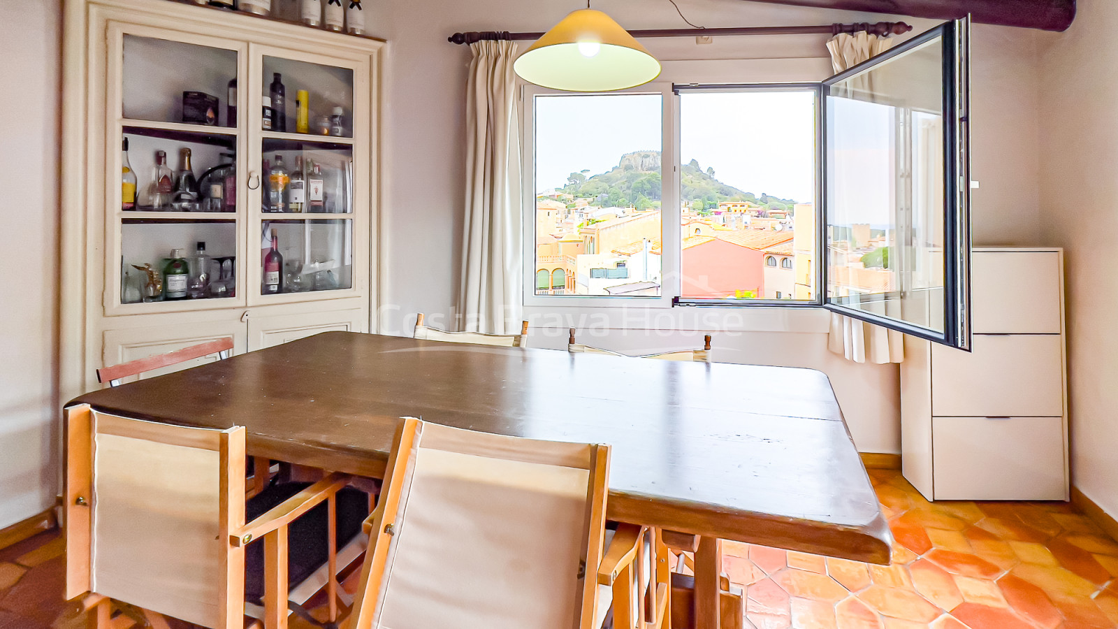 Apartamento con terraza en el centro de Begur, Costa Brava