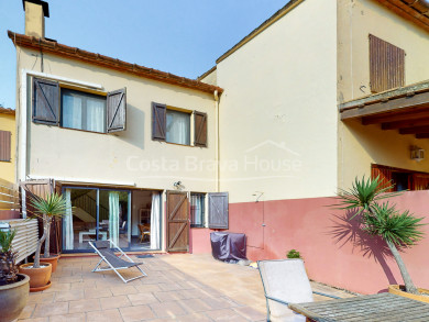 Casa adosada en venta en Begur reformada con jardín privado, placas solares y piscina
