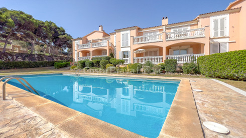 Apartamento con vistas al mar, terraza y piscina en Begur Sa Tuna