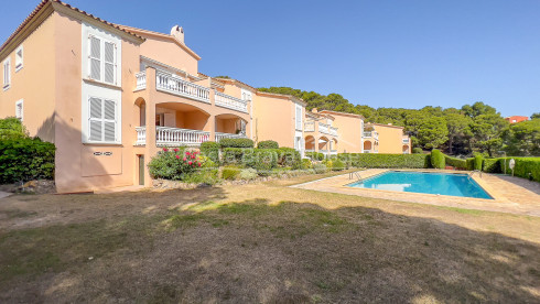 Appartement avec vue sur la mer, terrasse et piscine à Begur Sa Tuna