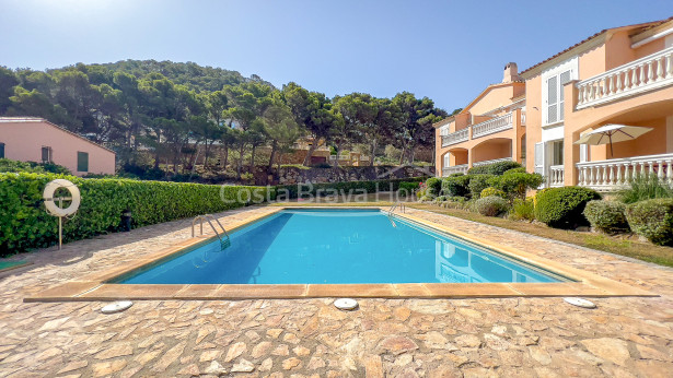 Apartamento con vistas al mar, terraza y piscina en Begur Sa Tuna