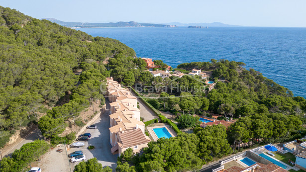 Apartament amb vistes al mar, terrassa i piscina a Begur Sa Tuna