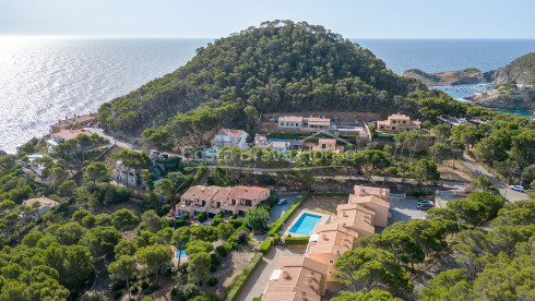 Appartement avec vue sur la mer, terrasse et piscine à Begur Sa Tuna