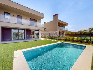 Casa de lujo de nueva construcción, con jardín y piscina en Pals, a unos minutos a pie del centro del pueblo