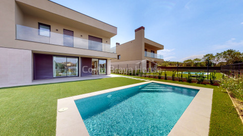 Casa d´obra nova d´alt standing amb piscina a Pals