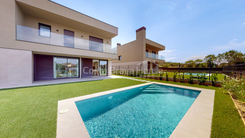 Maison neuve de haut standing avec piscine à Pals