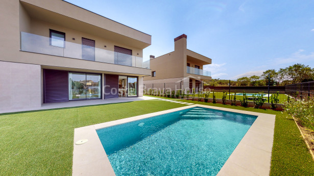 High standing new construction house with pool in Pals