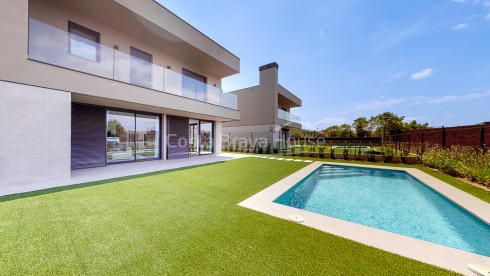 Maison neuve de haut standing avec piscine à Pals