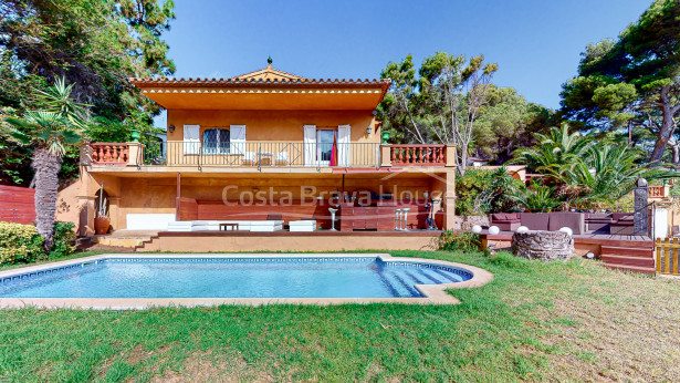 Casa con piscina y apto independiente en venta en Sa Riera (Begur)