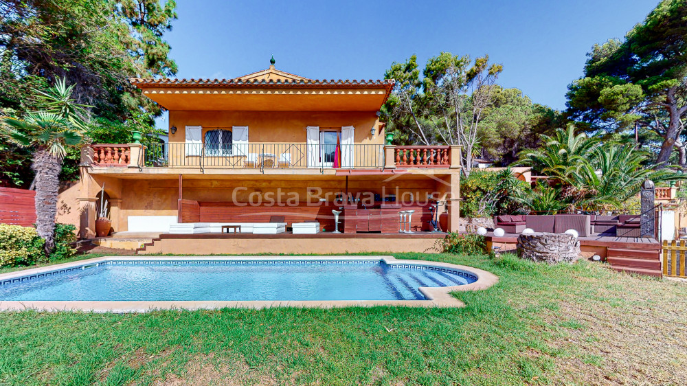 Huis met zwembad en onafhankelijk appartement te koop in Sa Riera (Begur)