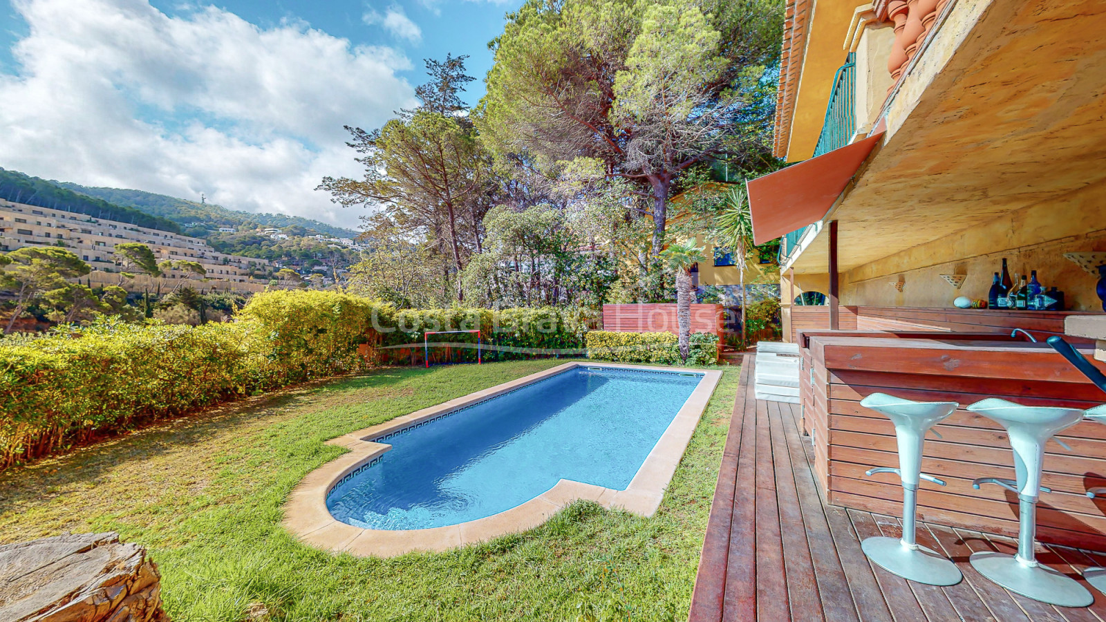 Huis met zwembad en onafhankelijk appartement te koop in Sa Riera (Begur)