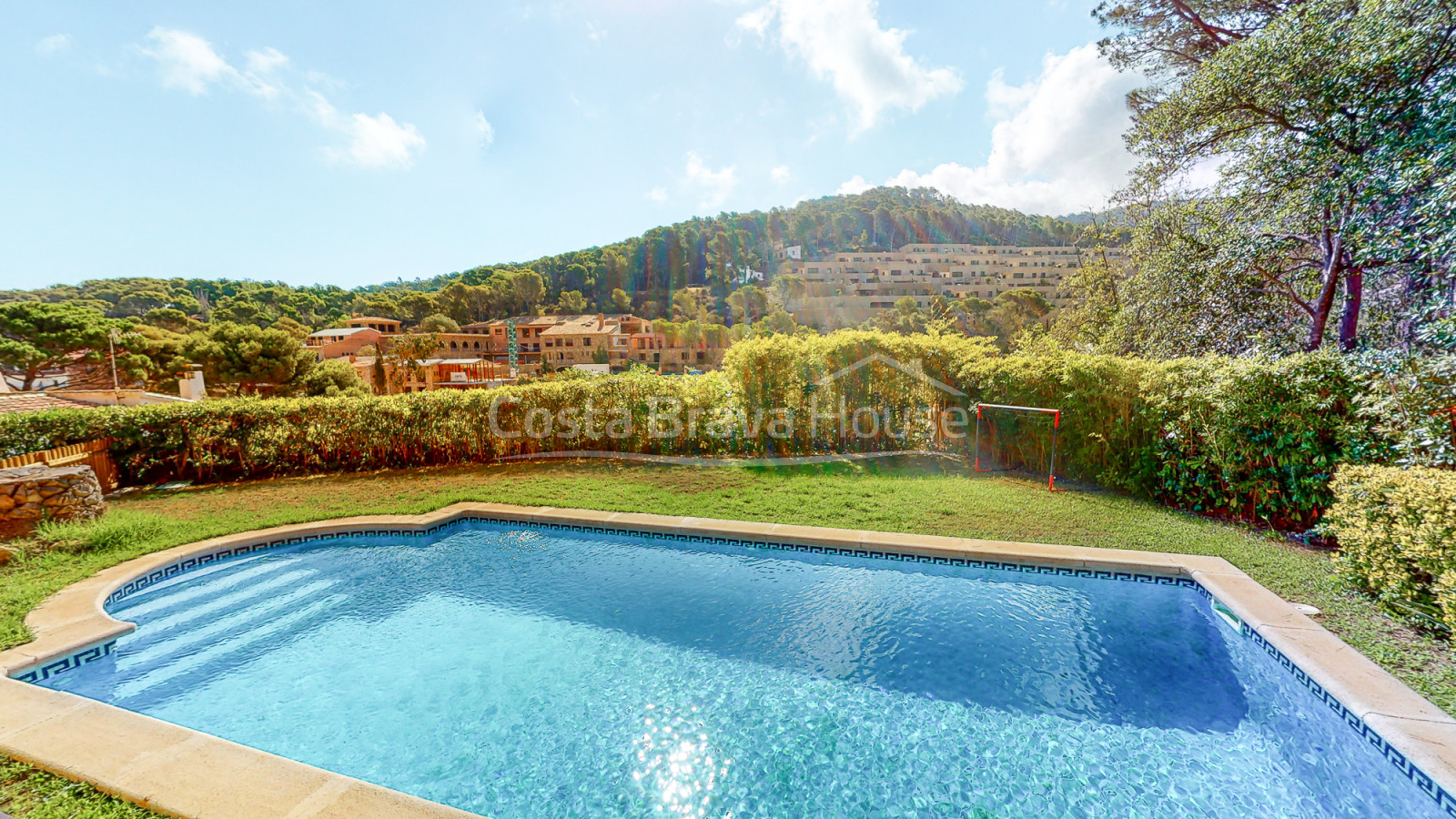 Huis met zwembad en onafhankelijk appartement te koop in Sa Riera (Begur)