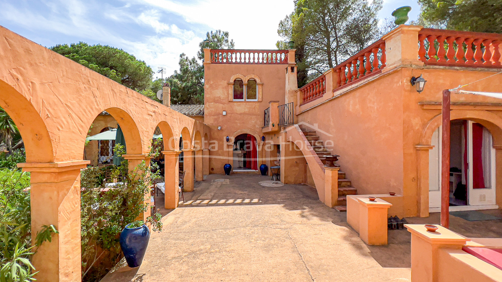 Huis met zwembad en onafhankelijk appartement te koop in Sa Riera (Begur)