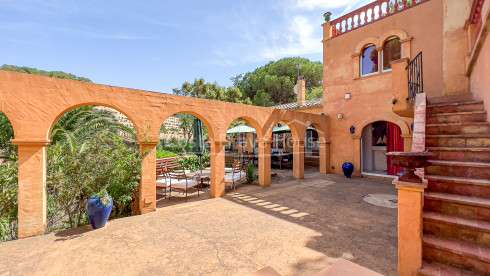 Huis met zwembad en onafhankelijk appartement te koop in Sa Riera (Begur)
